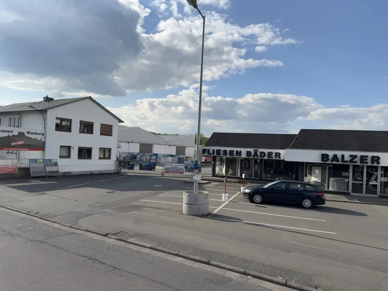 Balzer Bauwelt in Marburg: Fliesen- und Bäderausstellung mit BALZER-Schriftzug